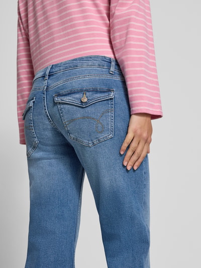 Kobieta prezentuje niebieskie Wide & Loose Fit Jeans aus Baumwoll-Mix Modell 'JENNY-O' od ONLY, lekko sprany materiał, detal tylnej kieszeni, kontekst: damskie wide & loose fit jeans od ONLY, zbliżenie na dolną część pleców i pośladki.
