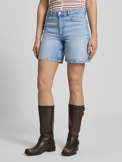 Vrouwenmodel draagt Jeansshort in middelblauwe wassing van REVIEW, pure katoen, regular fit, steekzakken, vooraanzicht, detailopname.