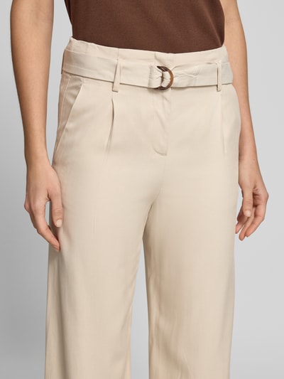 Frauenmodel trägt Culotte aus Viskose mit Gürtel von Christian Berg Woman in Beige, Wide-Fit, Biesen, Eingrifftaschen, Nahaufnahme Oberkörper.
