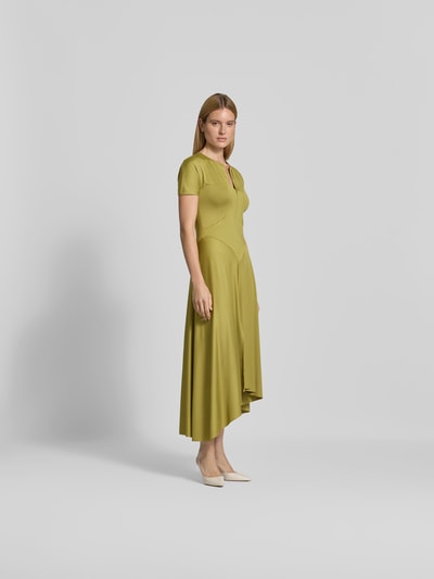 Frauenmodel trägt Midikleid mit verlängerter Rückseite von Victoria Beckham in Olivgrün, elastischer Material-Mix, Ganzkörperansicht von vorne.