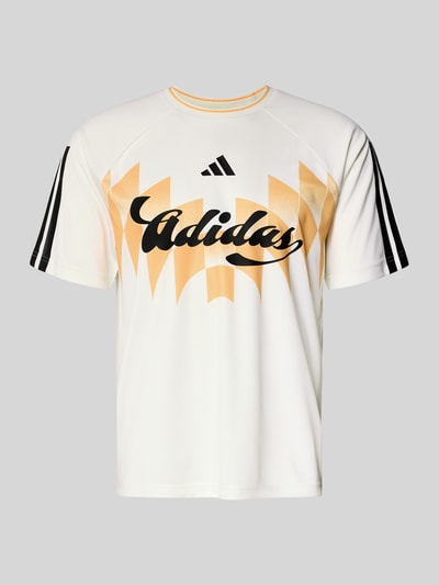 Produktfoto, T-Shirt mit Logo- und Motivprint von adidas Sportswear in Weiß und Orange, Schwarzer Logo-Print, Lockerer-Schnitt, Rundhalsausschnitt, Raglanärmel, Rückenlänge bei Größe M: 68 cm