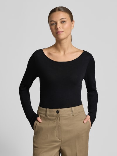 Vrouwenmodel draagt Longsleeve uit biologische katoen van MARC O’POLO, smal gesneden, zwart, ronde hals, Slub Jersey, vooraanzicht bovenlichaam.