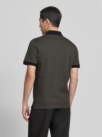 Männermodel trägt Regular Fit Poloshirt aus reiner Baumwolle Modell 'H-PARLAY 102' von BOSS, Bi-Color Optik, Ganzkörperansicht Rückansicht.