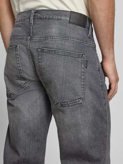 Mężczyznamodel nosi Regular Fit Jeans mit Eingrifftaschen Modell 'ROCK' od Blend, bawełna z elastanem, szare odcienie, tylna perspektywa, detal z tyłu, kontekst: Szerokość w rozmiarze 32/32: 46 cm, długość nogawki od wewnątrz: 82 cm.
