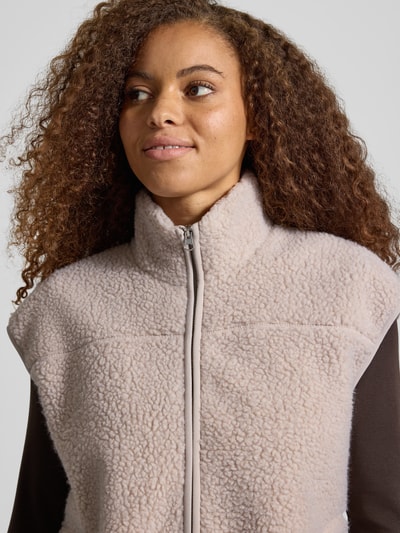 Frauenmodel trägt Relaxed Fit Weste in Teddy-Optik Modell 'SADIA' von PIECES, beige mit weicher Struktur, Nahaufnahme Oberkörper, Damen Weste.