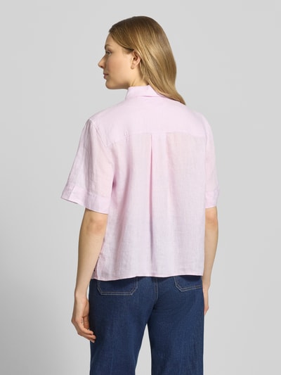 Frauenmodel trägt Regular Fit Leinenbluse mit Logo-Stitching von Tommy Hilfiger, efekt: jednolity kolor, krój regular fit, kołnierzyk koszulowy, wyhaftowane logo, pas na plecach z zakładką cacharel, listwa guzikowa, krótki rękaw, brustasza, materiał: len, Ganzkörperansicht Rückansicht.