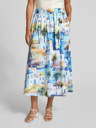 Vrouwenmodel draagt midirok uit viscosemix met all-over motiefprint, A-lijn, sierstrik, bandwijdte maat 36: 36 cm, totale lengte 85 cm, Midirok uit viscosemix met all-over motiefprint van More & More, Ganzkörperaanzicht van voren.