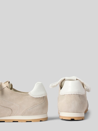 Produktfoto, Sneaker aus echtem Rindsleder von Marc O'Polo Damen in Beige mit weißen Details und glatter Textur auf hellem Hintergrund