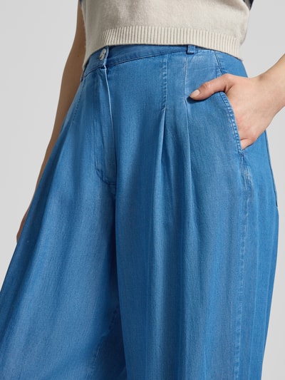 Frauenmodel trägt Wide Fit Hose aus Lyocell mit Gesäßtaschen von Smith & Soul in Blau, Gelegte Falten, Nahaufnahme Oberkörper, Damenmode.