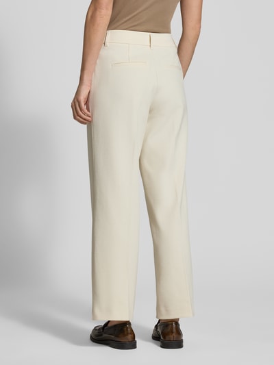 Frauenmodel trägt Wide Leg Stoffhose mit Bügelfalten von s.Oliver RED LABEL, Optik: Unifarben, Materialverarbeitung: Piqué, Ganzkörperansicht Rückansicht.