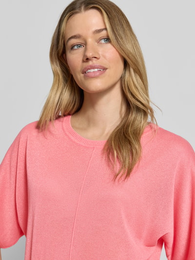 Frauenmodel trägt Strickshirt aus Viskose-Mix mit Teilungsnaht von More & More, regular fit, Rundhalsausschnitt, Nahaufnahme Oberkörper.