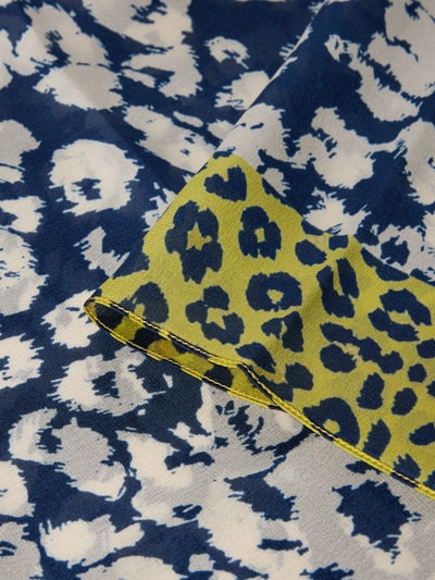 Produktfoto, Schal aus Seide mit kontrastierendem Rand von MARC CAIN, Allover-Animal Print in Blau, Weiß und Gelbgrün, glatte Textur, 100% Seide