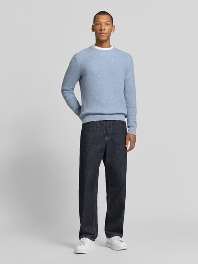 Męski model nosi sweter z okrągłym dekoltem Pullover aus Woll-Kaschmir-Mix Modell 'Rick' od BRAX, melanż, imitacja dzianiny, długi rękaw, wykończenia prążkowane, mieszanka wełny i kaszmiru, widok całej sylwetki z przodu.