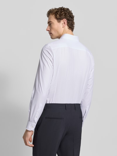 Männermodel trägt Slim Fit Businesshemd aus Baumwoll-Mix von OLYMP Level Five, Optik: Unifarben, Materialverarbeitung: feines Twillgewebe, Rückenlänge 80 cm, Schulterbreite 45 cm, Ganzkörperansicht Rückansicht.