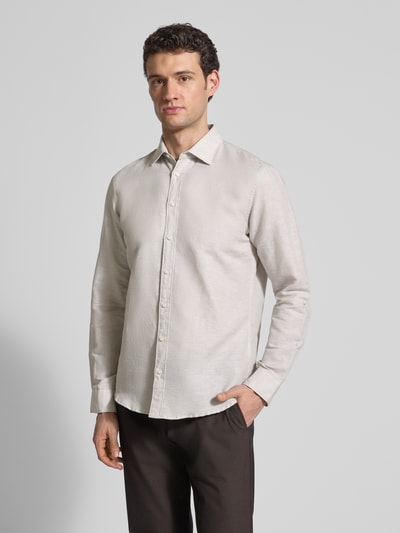 Männermodel trägt Regular Fit Vrijetijdsoverhemd uit mix van katoen en linnen van Jake*s, Kentkraag, knoopsluiting, maat M, Ganzkörperansicht van voren.