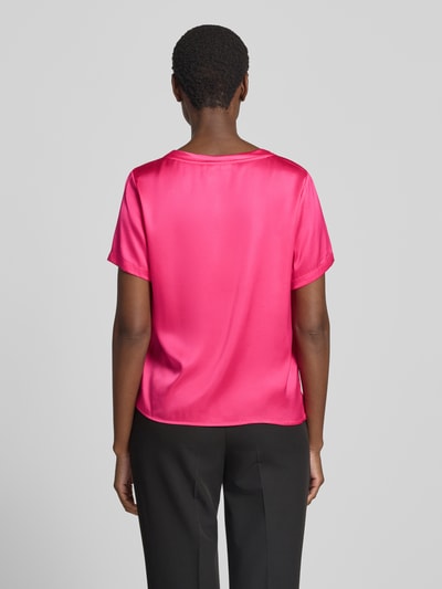 Frauenmodel trägt Blusenshirt aus Satin mit Rundhalsausschnitt von Christian Berg Woman Selection in Pink, glatte Oberfläche, Ganzkörperansicht Rückansicht.