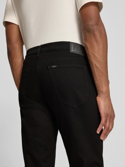 Männermodel trägt Jeans im 5-Pocket-Design Modell 'DAREN' von Lee aus Baumwoll-Elasthan-Mix, schwarze Farbe, Nahaufnahme Rückansicht.