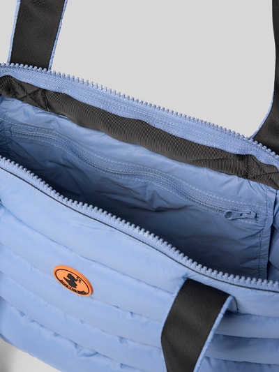 Produktfoto, hellblauer Shopper mit Steppnähten, Reißverschluss und Label-Detail, Modell 'CARON' von SAVE THE DUCK, Innenfach sichtbar