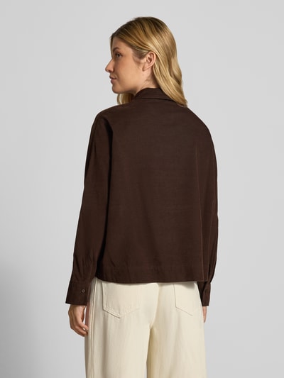 Vrouwenmodel draagt Langarmbluse aus Cord mit Fledermausärmeln van S.OLIVER CASUAL, effen donkerbruin, lange mouwen, afgeronde zoom, doorlopende knoopsluiting, detailopname rugaanzicht.