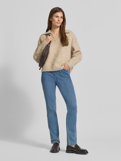 Frauenmodel trägt Straight Fit Jeans mit Lyocell-Anteil Modell 'Pamina' von Raphaela By Brax, blauer Baumwoll-Lyocell-Mix, Eingriff- und Gesäßtaschen, elastischer Bund, Ganzkörperansicht von vorne.
