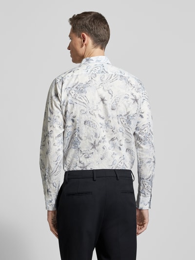 Männermodel trägt Slim Fit Business-Hemd aus Leinen-Mix Modell 'Pai' von JOOP! Collection, feiner Print, Rückenansicht, Ganzkörperansicht.