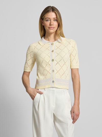 Frauenmodel trägt Regular Fit Cardigan in Strick-Optik von Rich & Royal mit Material-Mix, Umlegekragen, Halbarm, semitransparent, Ganzkörperansicht von vorne.