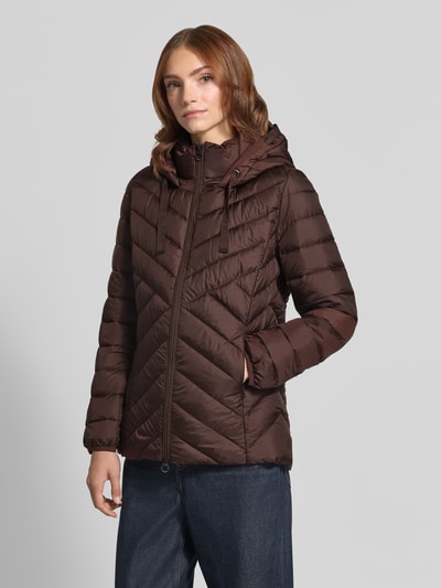 Vrouwenmodel draagt Slim Fit gewatteerd jack met tweewegritssluiting van s.Oliver RED LABEL in donkerbruin, Ganzkörperansicht von vorne.