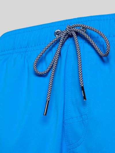 Produktfoto, Badeshorts mit Seitentaschen und Reißverschlusstasche hinten von PUMA in kräftigem Blau mit elastischem Bund, Nahaufnahme Oberkörper