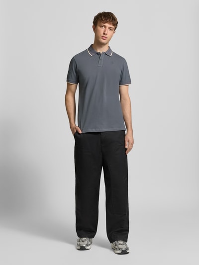 Męski model nosi Regular Fit Poloshirt mit Logo-Stitching Modell 'Hedin' od Blend, bawełna, krótki rękaw, szary, pełny widok od przodu.