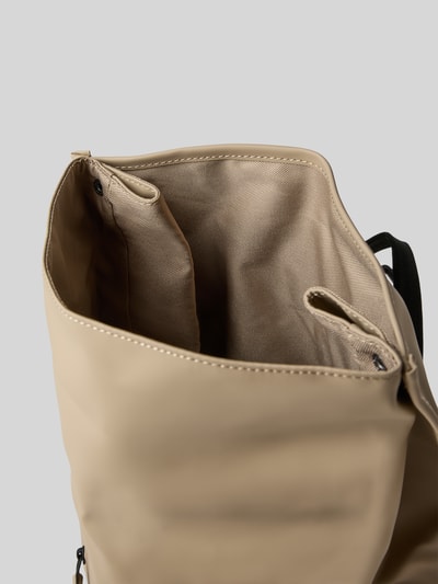 Productfoto, Rolltop Rucksack mit Reißverschlusstasche van Rains in beige, glad oppervlak, lichte voering, breedte 31 cm, lengte 61 cm, diepte 15 cm, bandlengte 74 cm, karabijnhaak, verstelbare bandjes, draagband.