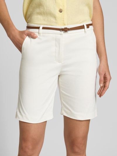 Frauenmodel trägt Straight Fit Bermuda mit Gesäßtaschen Modell 'Days' von B.Young aus Baumwoll-Mix in Weiß mit abnehmbarem Gürtel, Nahaufnahme Oberkörper.