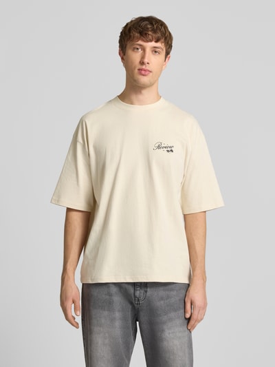 Männermodel trägt T-Shirt mit Rundhalsausschnitt und Label-Print von REVIEW, Reine Baumwolle, Relaxed-Fit, Herren T-Shirt, Ganzkörperansicht von vorne