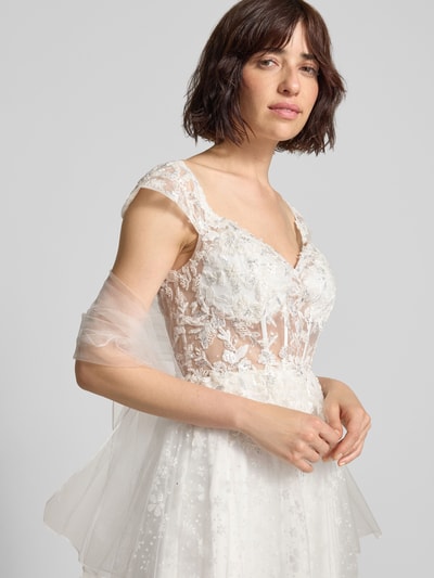 Kobiece modelka nosi Maxikleid mit Pailletten von Unique, biały kolor, fason corsagenkleid, cekiny, zamek z tyłu, talia dopasowana, długość tyłu w rozmiarze 36: 136 cm, szerokość w rozmiarze 36: 35 cm, zdjęcie z przodu, zbliżenie górnej części ciała.