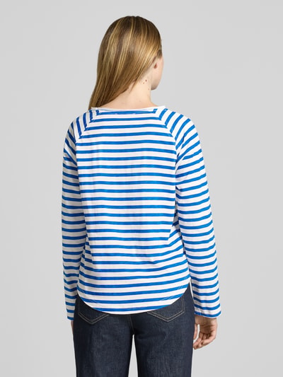 Kobiece model prezentuje bluzkę z długim rękawem z bawełny, model 'Liva' od Lollys Laundry, krój relaxed fit, okrągły dekolt, długość tyłu w rozmiarze S: 60 cm, niebieskie i białe paski, całkowity widok od tyłu