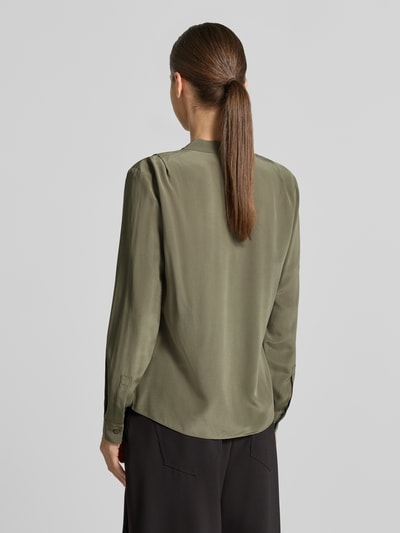 Vrouwenmodel draagt groene blouse met lange mouwen Relaxed Fit Langarmbluse aus reiner Seide model 'Belindina' van BOSS, volledige rugaanzicht. Dames Langarmbluse.