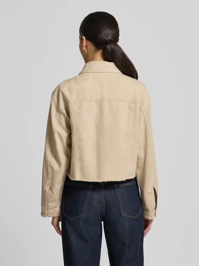 Frauenmodel trägt Jeansjacke mit Brusttaschen und Fransen von Luisa Cerano, beigefarbener Baumwoll-Lyocell-Mix, Rückenansicht, Ganzkörperansicht Rückansicht.