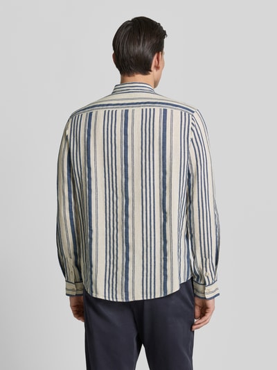 Männermodel trägt Regular Fit Freizeithemd mit Leinen-Anteil von CINQUE, gestreift in Beige und Blau, Rückenansicht, Ganzkörperansicht Rückansicht. Material-Mix, Stehkragen, lange Ärmel, Schulterbreite bei Größe M 52 cm, Rückenlänge 78 cm, Ärmellänge 68 cm.