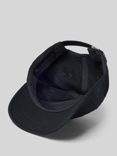Produktfoto, Basecap aus reiner Baumwolle von Moose Knuckles in Schwarz, strukturierter Schirm, metallic Zier-Applikation, Luftlöcher, verstellbarer Riegel, Herren Accessoire