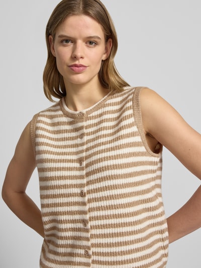 Frauenmodel trägt Regular Fit Strickweste mit Woll-Anteil Modell 'MALOU' von Pieces, Optik:Allover-Muster, gestreift, Rippstrick, Nahaufnahme Oberkörper.