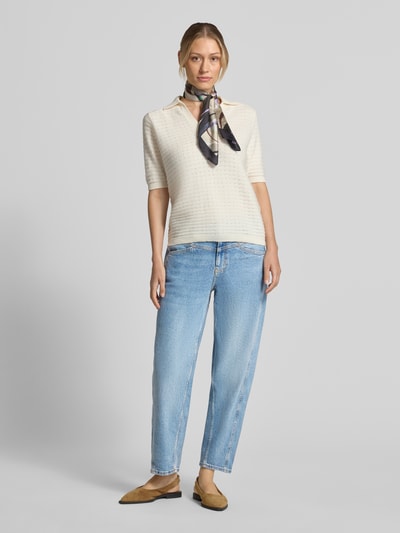 Vrouwenmodel draagt Wide Fit Jeans aus katoenmix van comma, lichte blauwtint, Gulp- en achterzakken, knoop- en ritssluiting, full body vooraanzicht. Bandwijdte maat 36: 38 cm, Binnenbeenlengte maat 36: 69 cm.