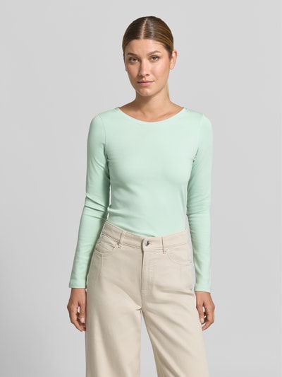 Kobiece model prezentuje bluzka z długim rękawem z mieszanki bawełny i elastanu od Marc Cain, krój slim fit, okrągły dekolt, krój z długim rękawem, długość tyłu w rozmiarze 36: 50 cm, jasny pastelowy kolor, proste formy, gładka faktura, całkowity widok z przodu.