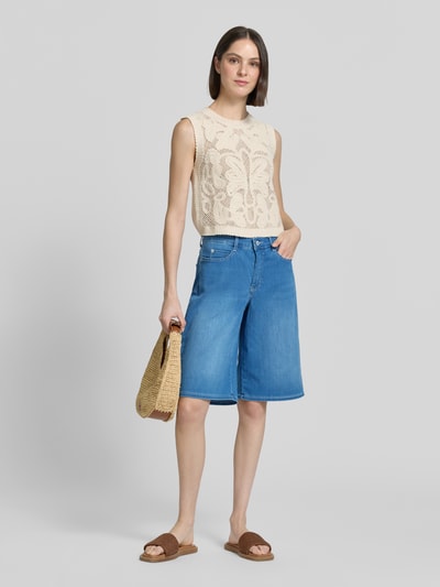 Frauenmodel trägt Wide Leg Bermudas mit Eingrifftaschen Modell 'DREAM' von MAC im leuchtenden Blau aus Baumwoll-Mix mit Modal-Anteil, Ganzkörperansicht von vorne. Bundweite bei Größe 36: 41 cm, Innenbeinlänge: 33 cm.
