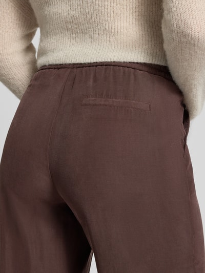 Frauenmodel trägt Wide Leg Jeans aus Modal-Mix Modell 'Marou french' von OPUS in Braunton, weiche Textur, Nahaufnahme Rückansicht, Damen Wide & Loose Fit Jeans von OPUS.