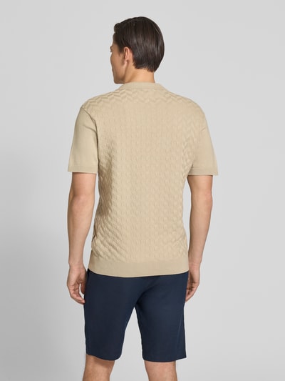 Männermodel trägt Regular Fit Poloshirt mit Strukturmuster Modell 'DYRVIK' von Casual Friday, Beige, Reine Baumwolle, Rückenlänge 72 cm, Ganzkörperansicht Rückansicht.