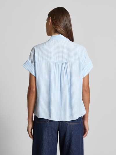 Frauenmodel trägt Relaxed Fit Bluse aus Viskose Modell 'Zafine' von Someday in hellem Blau mit feinen weißen Streifen, Rückenansicht. Damen Bluse mit Hemdblusenkragen und Knopfleiste, Rückenlänge bei Größe 36: 63 cm, Reine Viskose.