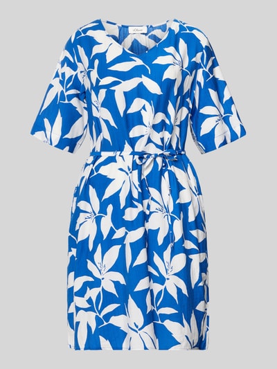 Produktfoto, Relaxed Fix Freizeitkleid aus Viskose-Mix von s.Oliver RED LABEL mit Optik:Allover-Muster in Blau und Weiß, Crinkle-Design, Mini-Länge, V-Ausschnitt, Taillengürtel, Kurzarm.