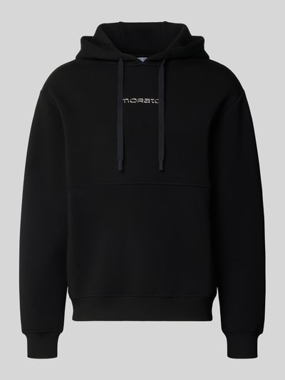 Produktfoto, schwarzer Relaxed Fit Hoodie aus Viskose-Mix mit Baumwoll-Anteil von Antony Morato, Label-Detail, Känguru-Tasche, elastische Abschlüsse