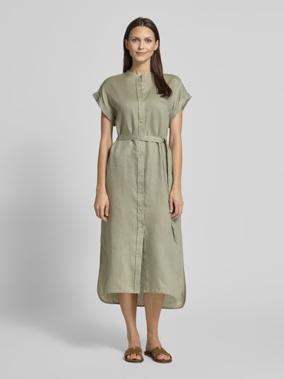 Frauenmodel trägt Hemdblusenkleid aus Leinen mit Bindegürtel Modell 'AMATISTA' von ECOALF in Hellgrün, Gerade Form, Knopfleiste, Ganzkörperansicht von vorne