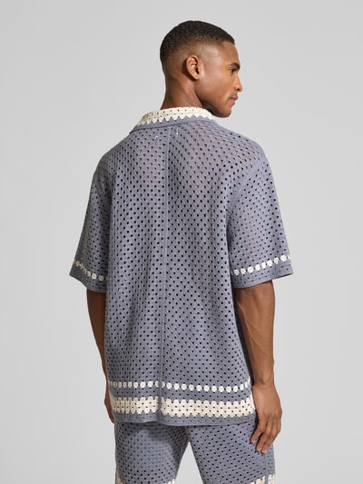 Männermodel trägt Relaxed Fit Freizeithemd in Strick-Optik von JAKE*S STUDIO MEN, Lochmuster, Kurzarm, Rückenansicht, Ganzkörperansicht Rückansicht.