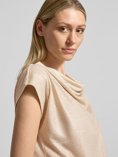 Frauenmodel trägt Damen T-Shirt mit Wasserfall-Ausschnitt Modell 'Kevine' von Someday, Material-Mix mit Viskose-Anteil, Regular-Fit, Nahaufnahme Oberkörper. Rückenlänge Größe 36: 58 cm, hell beige glänzende Textur.